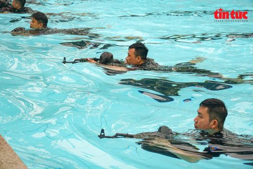 Ấn tượng với mô hình đào tạo bơi vũ trang, bắn súng của Học viện Cảnh sát nhân dân