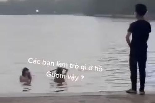 Đề nghị công an xác minh clip 2 thiếu nữ 'tắm tiên' ở hồ Hoàn Kiếm