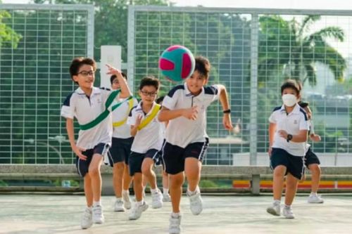 Trường học ở Singapore nới lỏng quy định đồng phục vì nắng nóng