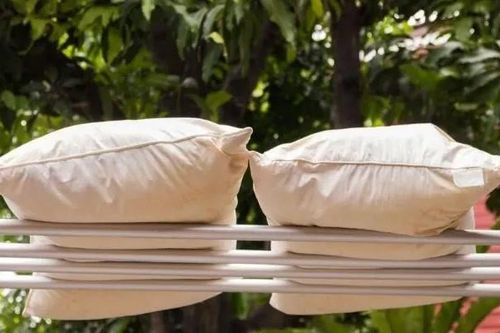 Ruột gối ngả vàng đem ngâm với thứ này, bẩn mấy cũng sạch tinh tươm
