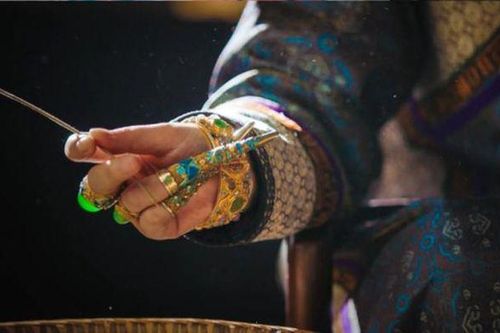 Vì sao các phi tần nhà Thanh luôn đeo hộ giáp không rời?