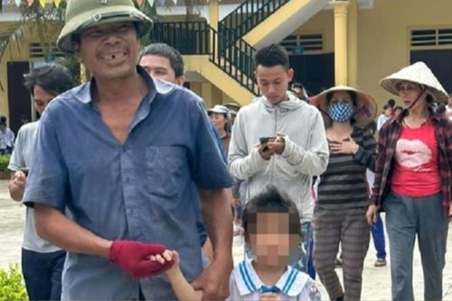 Bé gái lớp 1 ngủ quên trong tủ đựng đồ, cả xã đi tìm và cái kết bất ngờ
