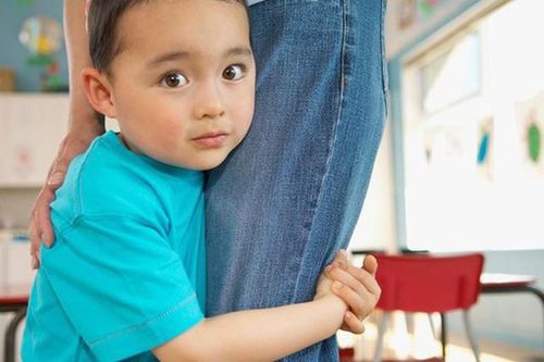 Có thật là bé mè nheo khi năn nỉ 'Mẹ ơi, mẹ đừng đi'?