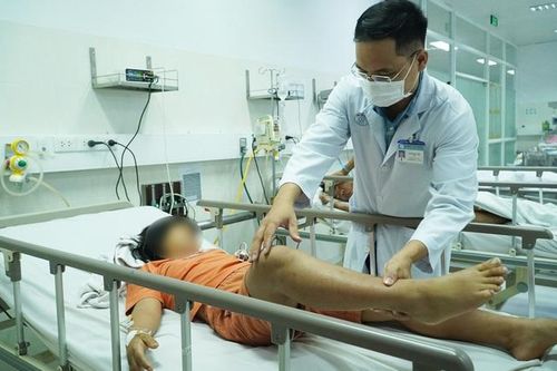Ba anh em ruột bị ngộ độc botulinum sau khi ăn giò lụa bán dạo