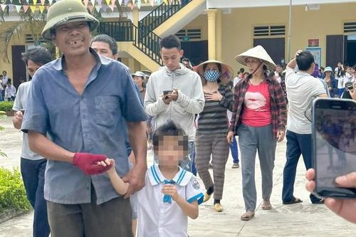 Bé gái lớp 1 ngủ hơn 4 tiếng trong tủ đựng đồ, cả xã rốt ráo đi tìm