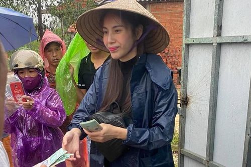 Thủy Tiên lên tiếng về chuyện bị nói phát thiếu tiền cho bà con trong chuyến từ thiện miền Trung