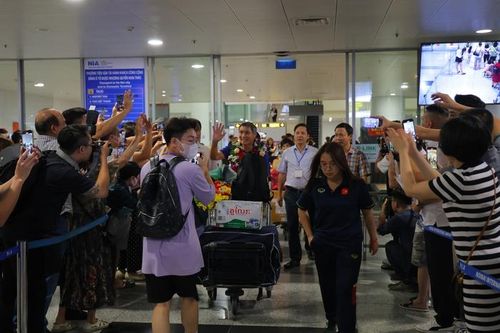Người hâm mộ thủ đô chờ đón HLV Mai Đức Chung và đội tuyển bóng đá nữ Việt Nam