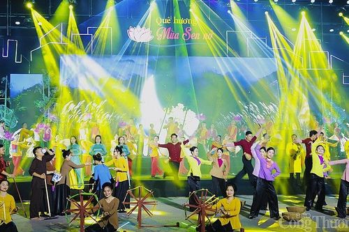 Rực rỡ sắc màu trong lễ hội carnival đường phố Nghệ An