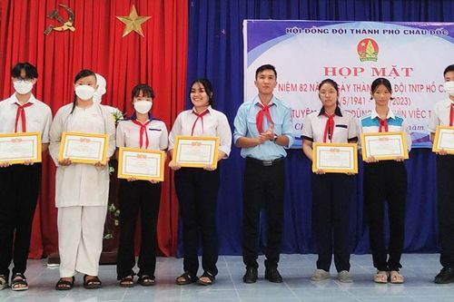 Hội đồng Đội TP. Châu Đốc họp mặt và tuyên dương 24 'Dũng sĩ nghìn việc tốt'