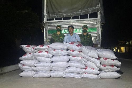 Chở 1,6 tấn đường không rõ nguồn gốc, tài xế bỏ trốn