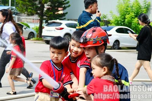 Hơn 120 học sinh mầm non tham gia trải nghiệm 'Chúng em là lính cứu hỏa'