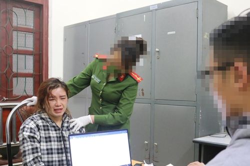 Công an thị xã Sa Pa bắt đối tượng vận chuyển 2 bánh hê rô in