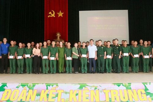 Huyện Bát Xát thăm, động viên chiến sĩ mới nhập ngũ