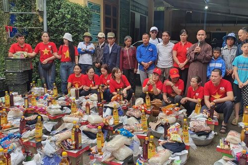 Quảng Bình: Tặng quà đến bà con Vân Kiều nơi biên giới Trường Sơn