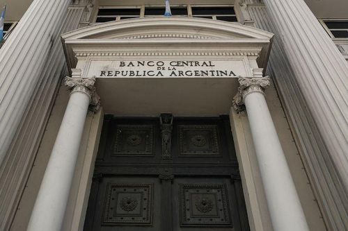 Argentina tăng lãi suất cơ bản lên 97%
