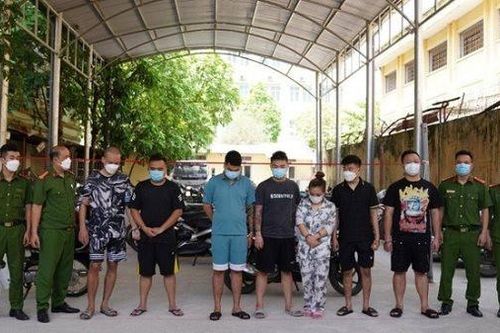 Hòa Bình: Tạm giữ gần 20 người đang chơi ma túy tại nhà nghỉ