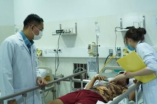 Ăn giò lụa bán dạo, 3 trẻ nhỏ nhập viện cấp cứu