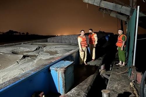 2 tàu hút cát lậu hoạt động ở địa bàn giáp ranh