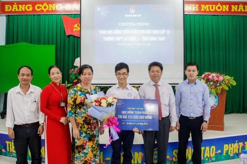 Trường Đại học Quốc tế Miền Đông trao học bổng toàn phần trị giá 122,5 triệu đồng tặng học sinh lớp 12 học giỏi