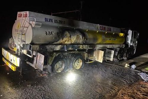 Xe bồn nổ lốp bốc cháy dữ dội trong đêm