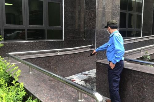 Nam bệnh nhân nhảy từ tầng 10 bệnh viện xuống đất tử vong