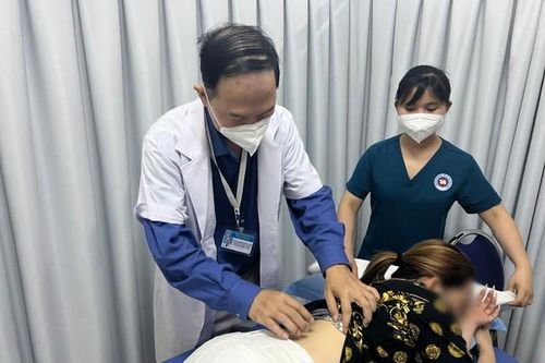 Đau lưng, người phụ nữ bị gãy xương sườn sau khi đi bấm huyệt