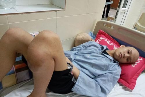 MS 845: Người mẹ nghèo cắm sổ đỏ vẫn không đủ tiền chữa bệnh và giữ chân cho con