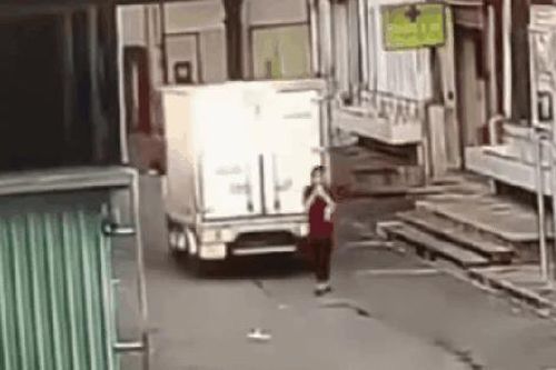 Người phụ nữ may mắn nhất 'quả đất' sau khi bị xe tải cuốn vào gầm