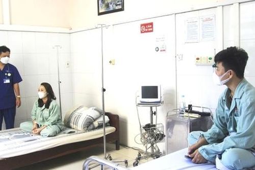 Ăn ốc biển buổi tối, hai vợ chồng bị ngộ độc nhập viện cấp cứu