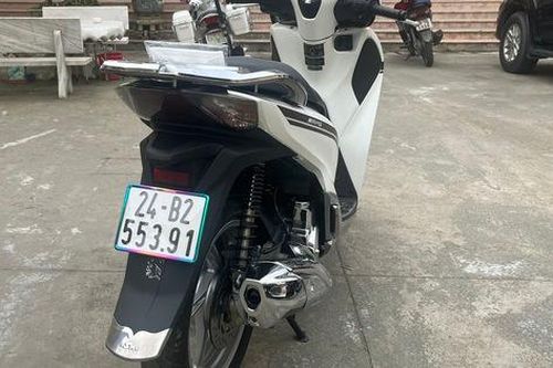 Hai mẹ con đi xe máy SH vận chuyển 1 bánh heroin