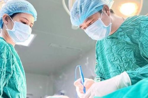 Bác sĩ thẩm mỹ chia sẻ về các đường mổ trong phẫu thuật nâng ngực