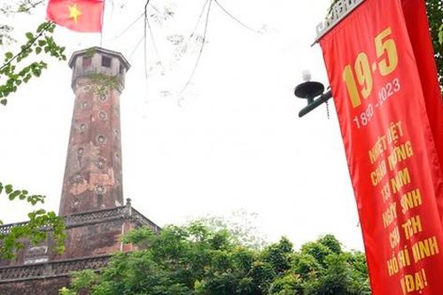 Hà Nội rực rỡ cờ hoa kỷ niệm 133 năm Ngày sinh Chủ tịch Hồ Chí Minh