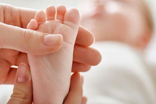 Bàn chân khoèo bẩm sinh ở trẻ: Nhận biết, nguyên nhân và điều trị
