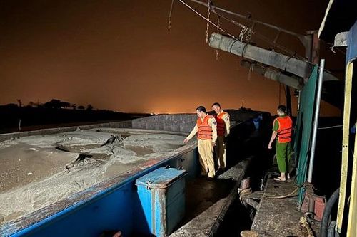 Nửa đêm mật phục bắt quả tang tàu hút cát trộm trên sông Hồng