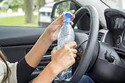 Hy Lạp: Phạt nặng tài xế uống nước khi đang lái xe