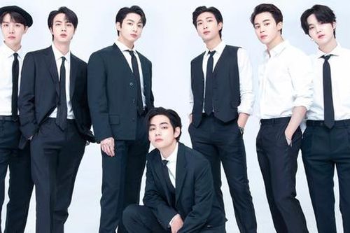 Có gì trong sách kỷ niệm 10 năm ra mắt của BTS: Số trang cũng mang ý nghĩa đặc biệt!