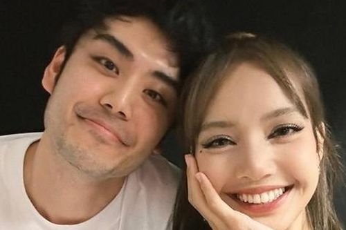 Biểu diễn xong ở Singapore, Lisa BLACKPINK tách nhóm đi ăn riêng với chàng trai lạ