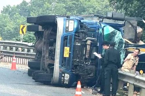 Quảng Nam: Xe tải bất ngờ lật trên đường, khiến 3 người bị thương