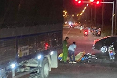Phú Thọ: Va chạm với xe tải chồng tử vong, vợ bị thương