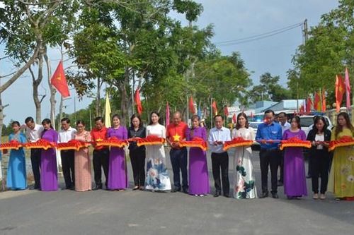 Khánh thành 'Đường cờ Tổ quốc', tặng học bổng và quà cho học sinh, người nghèo tại Bạc Liêu