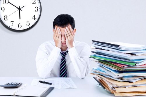 Nhiều sinh viên lo lắng làm việc quá sức sau khi mới tốt nghiệp