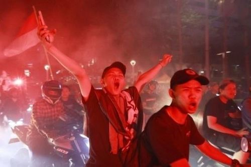 CĐV Indonesia 'đi bão' ăn mừng HCV bóng đá nam SEA Games sau 32 năm