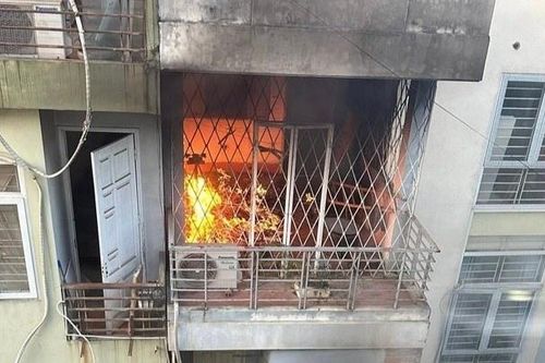 Cháy nhà 4 tầng ở Hà Nội, gia đình trèo ban công thoát nạn