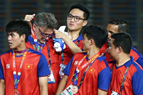 Trợ lý nhường huy chương đồng cho HLV Troussier