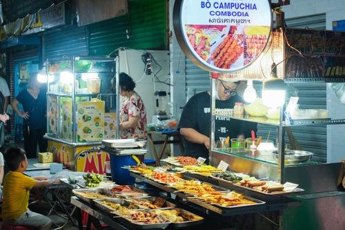 Nhiều món ăn nước ngoài ở phố ẩm thực Hồ Thị Kỷ