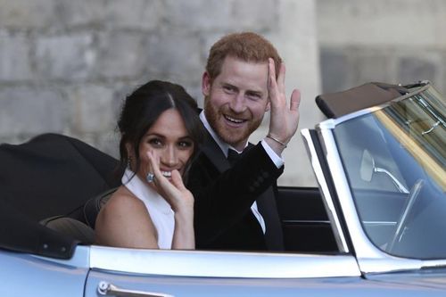 Harry, Meghan vướng vào vụ rượt đuổi ôtô với paparazzi 'hung hăng'