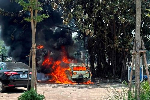Hà Nội: Ô tô bốc cháy dữ dội giữa trưa nắng nóng