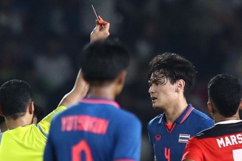 Sau lời giã từ đội tuyển gây sốc, trung vệ Thái Lan ném huy chương SEA Games lên khán đài
