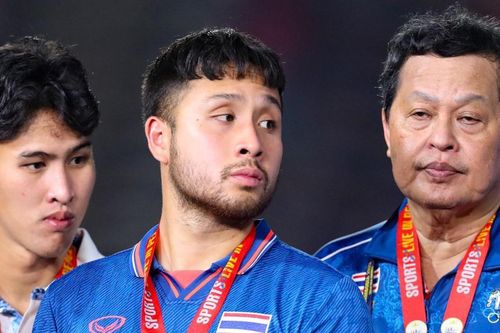 Cầu thủ Thái Lan buồn tiu nghỉu, ôm cái kết đắng sau màn khiêu khích xấu xí ở chung kết SEA Games