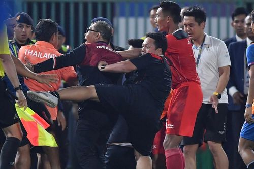 Cầu thủ Thái Lan kể về giây phút gạt hết tất cả để lao vào ăn thua đủ với U22 Indonesia: Họ đã làm điều không thể chấp nhận